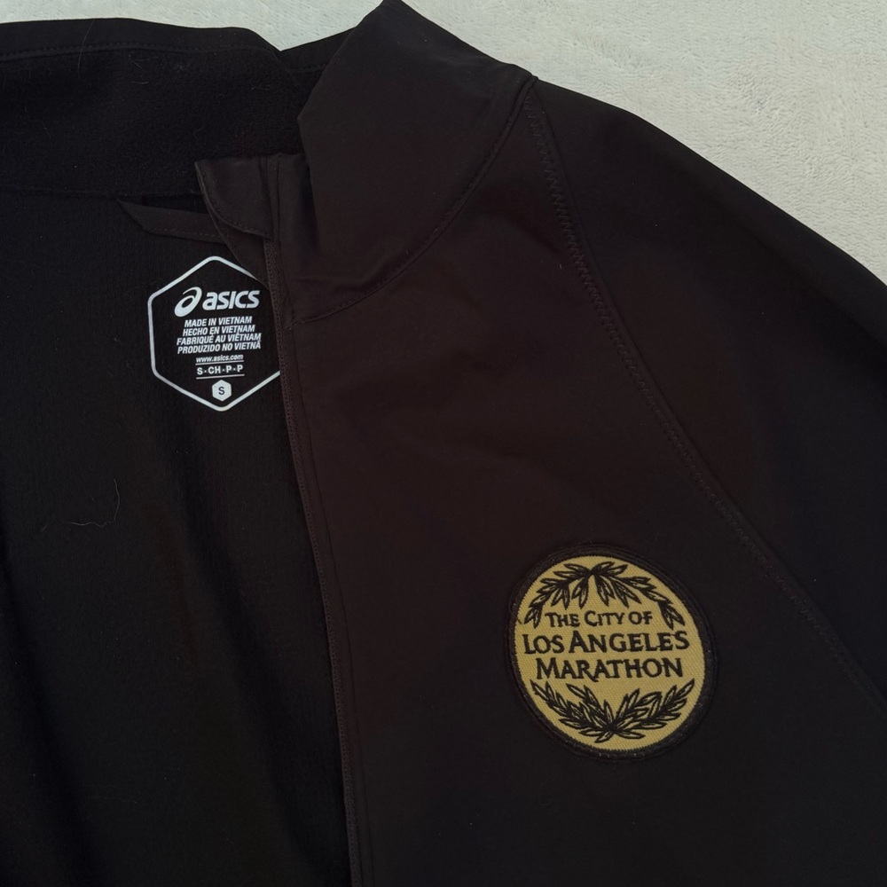 Asics Women's Los Angeles Marathon Fleece Lined Utility Jacket in Black w/ logo - Picture 12 of 15